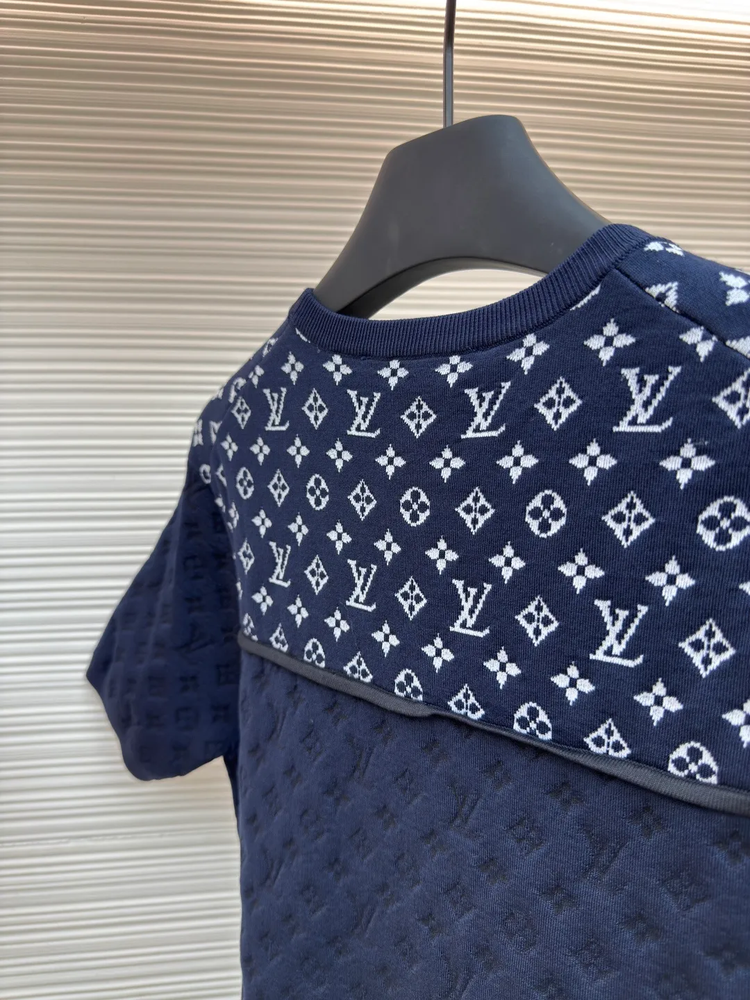LOUIS VUITTON Knitted Jacquard Short Sleeves [Women's Wear] ●Authentic product: Purchased and developed by 15222 ●Item number: 1680362-A45 ●Fabrics: pure cotton fabric ●Technology: knitted jacquard production ●Version: fitted version ●Weight: about 260 grams ●Size: S-M-L ●Description: High-count and high-density mulberry silk blended fabric, woven using double-sided jacquard technology. The entire fabric has a full and three-dimensional texture. It is different from the common printing or patching treatments on the market. The entire fabric has the presbyopia pattern embedded into the yarn structure during the weaving process. The pattern truly comes with the weaving and is not superimposed in the later stage. The pattern has a strong three-dimensional effect, does not fade, fall off or crack after long-term washing. It feels soft and stiff, and has a stable and advanced texture. , the lower part is treated with high-temperature shaping and embossing. Through the layered changes of light, shadow and tissue, it shows a low-key and exquisite Logo shading. It looks pure and calm from a distance, and rich in details when seen up close. The overall wiring is straight and delicate, the fabric is comfortable and soft, and the color is consistent without color difference. It can be matched with the same style to create a fashionable look and control various occasions. Customized accessories, complete with three standards, same style for men and women!